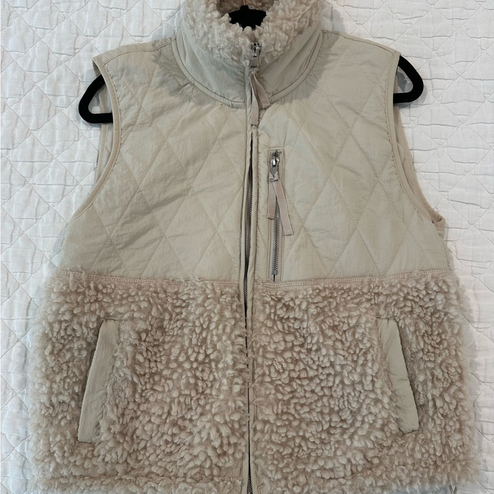 Abercrombie & Fitch women’s Cream Quilted Vest